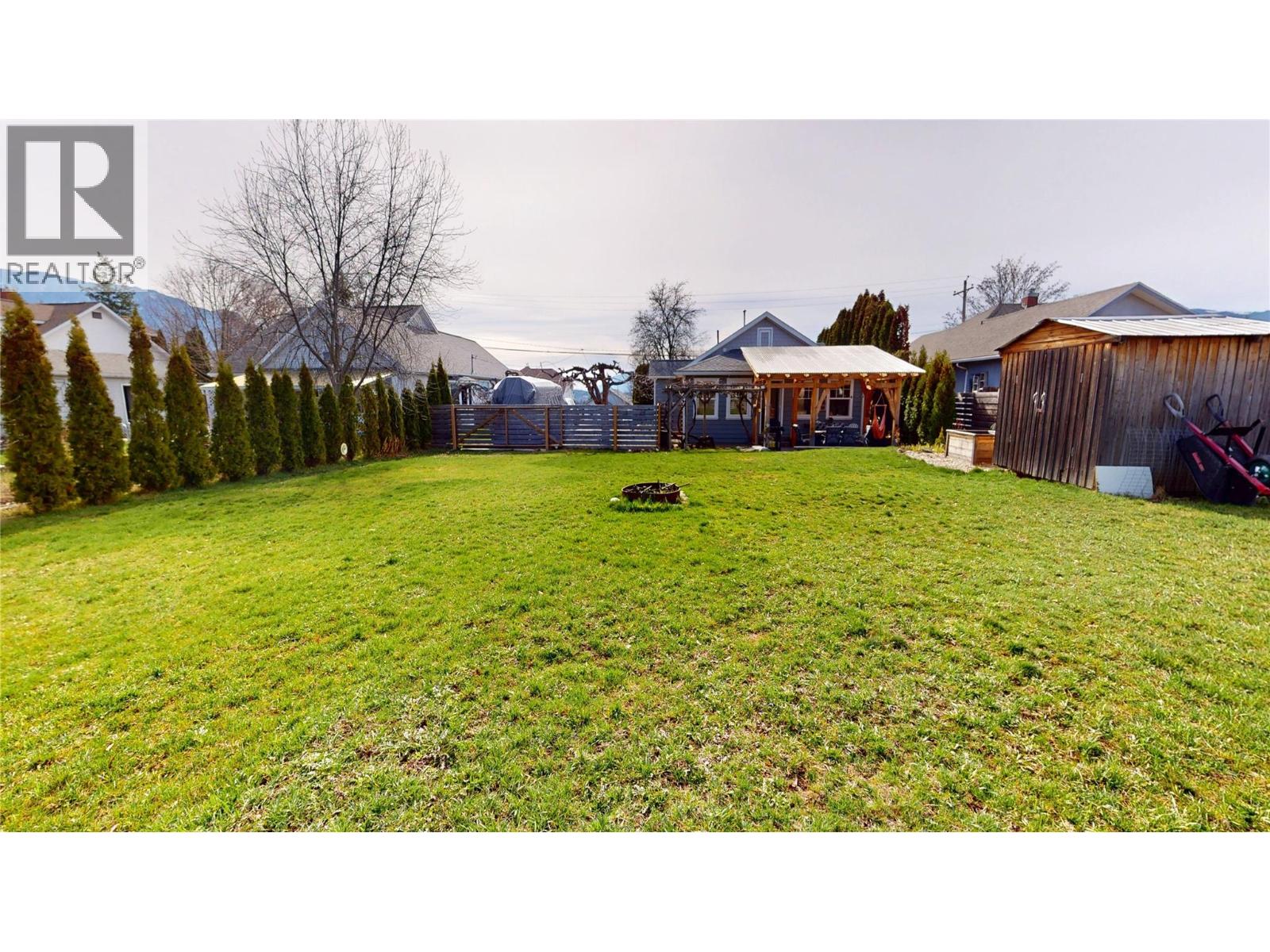 1210 - 1212 HILLSIDE Street, Creston