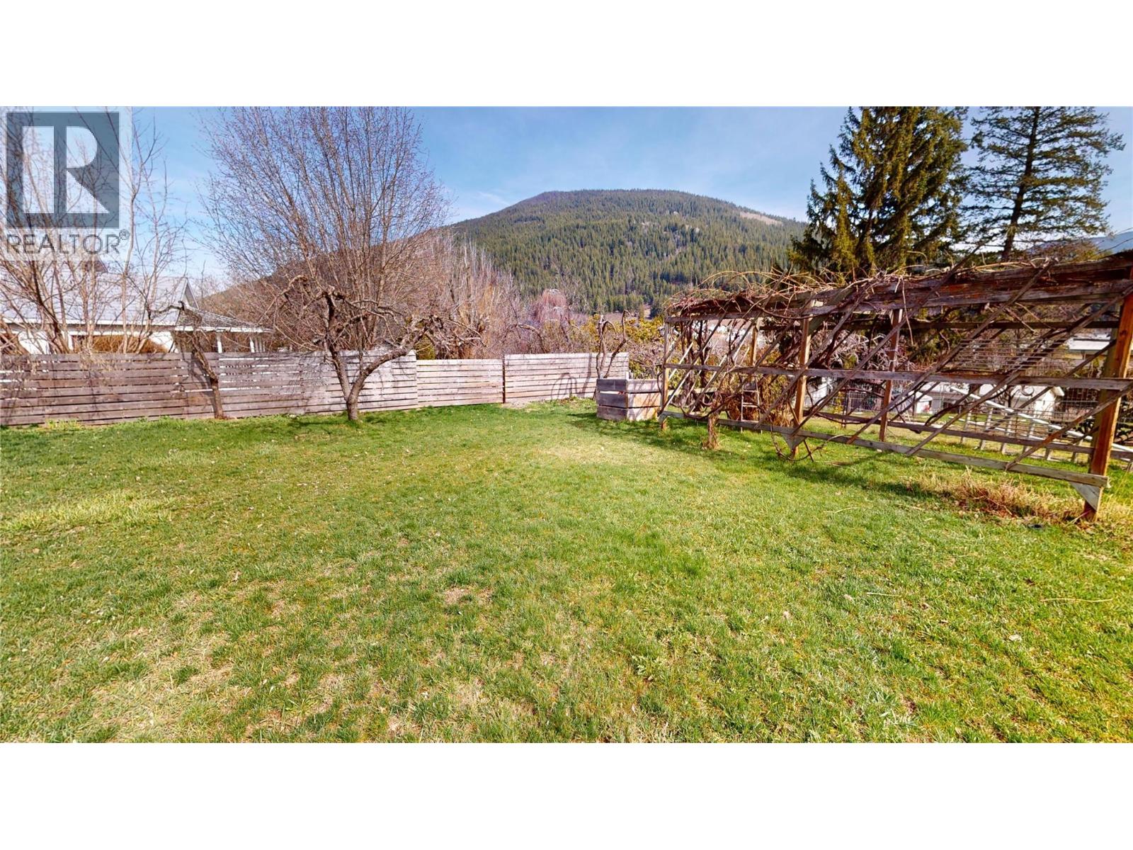 1210 - 1212 HILLSIDE Street, Creston