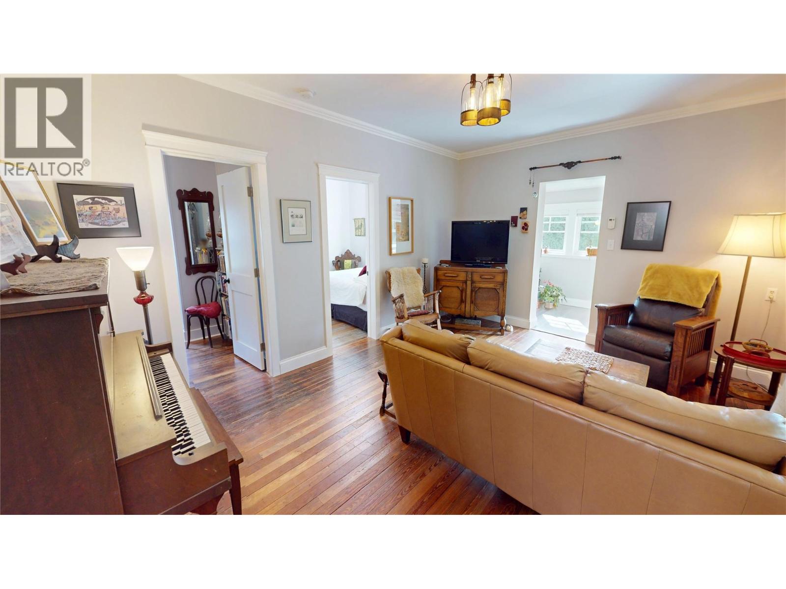 1210 - 1212 HILLSIDE Street, Creston