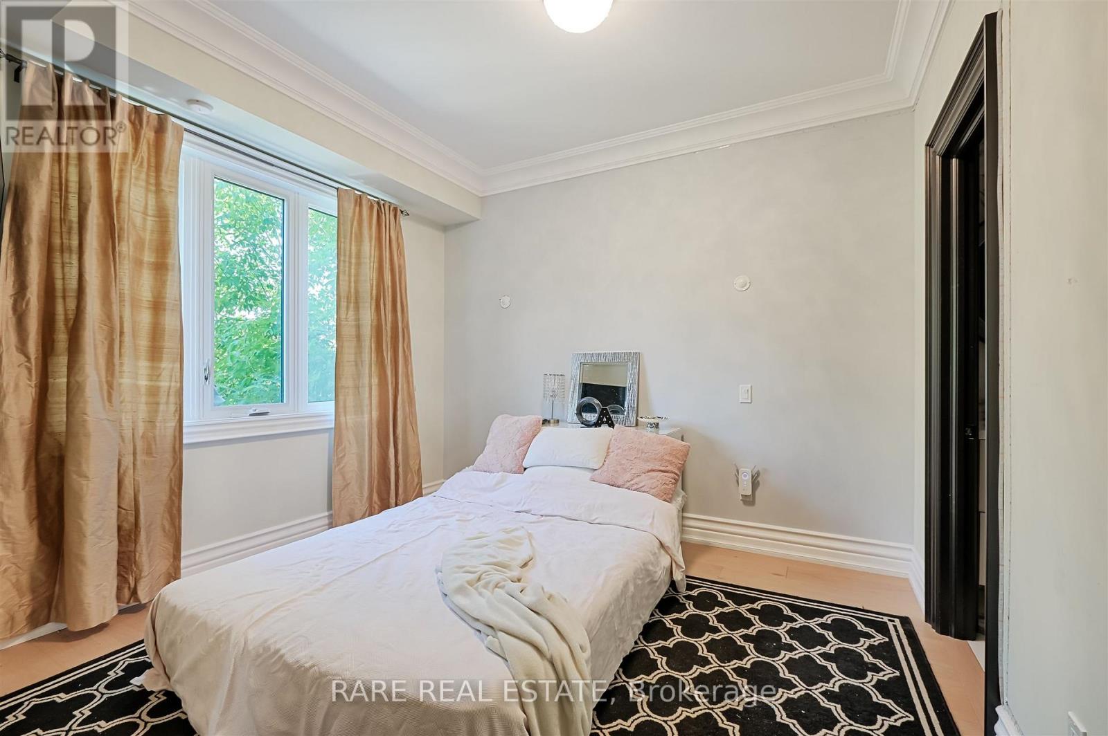 32 BRADFIELD AVENUE W - 24