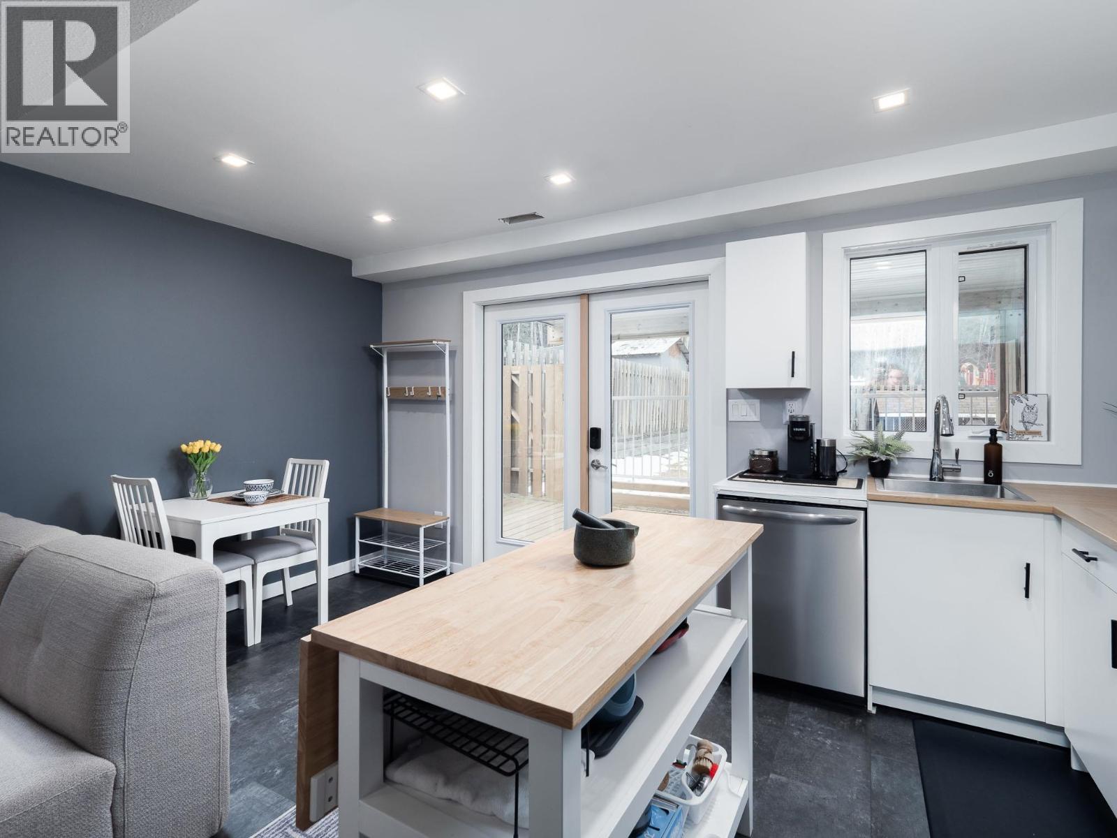 1906 CLEARWOOD CRESCENT - 21