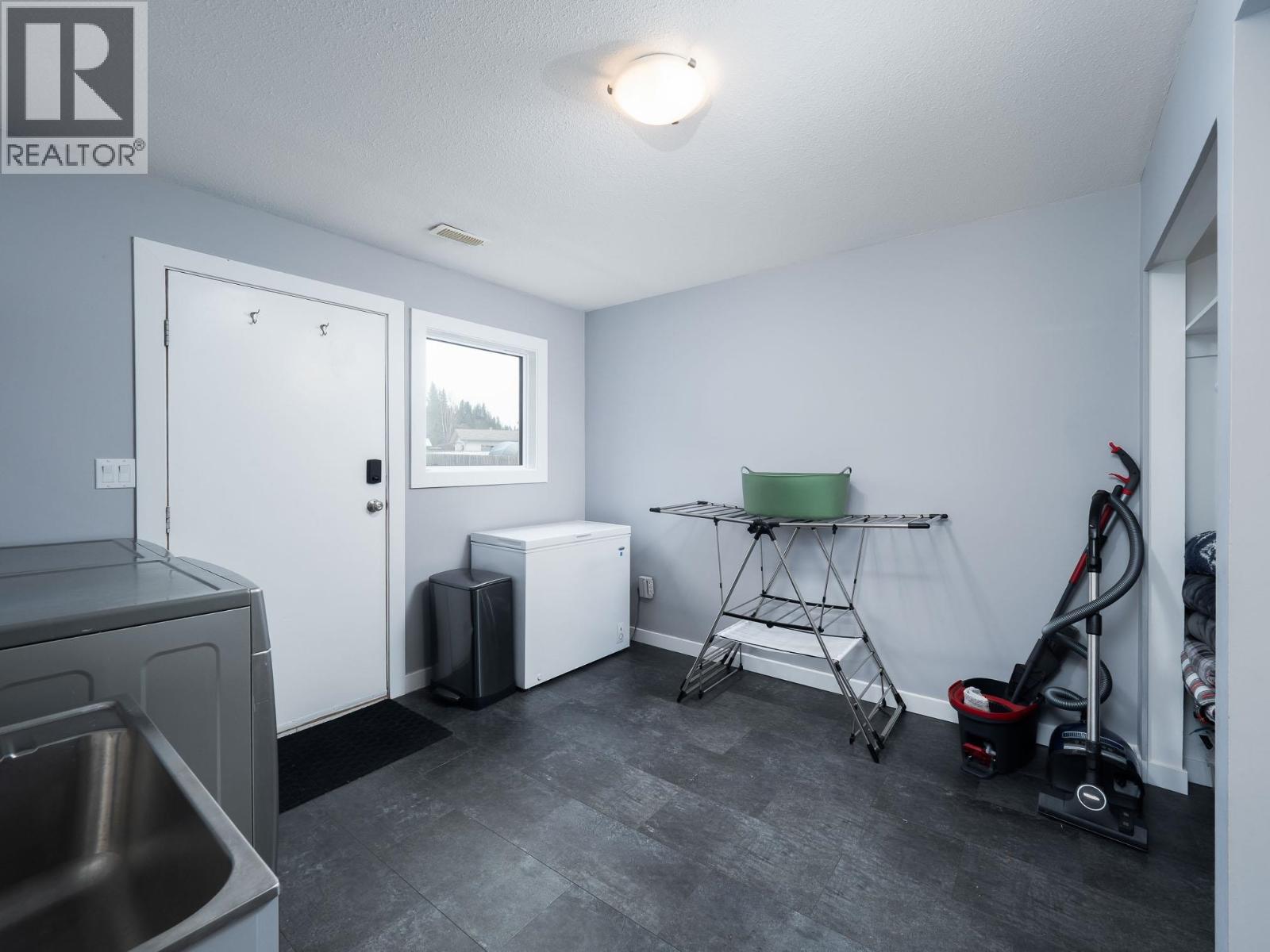 1906 CLEARWOOD CRESCENT - 25