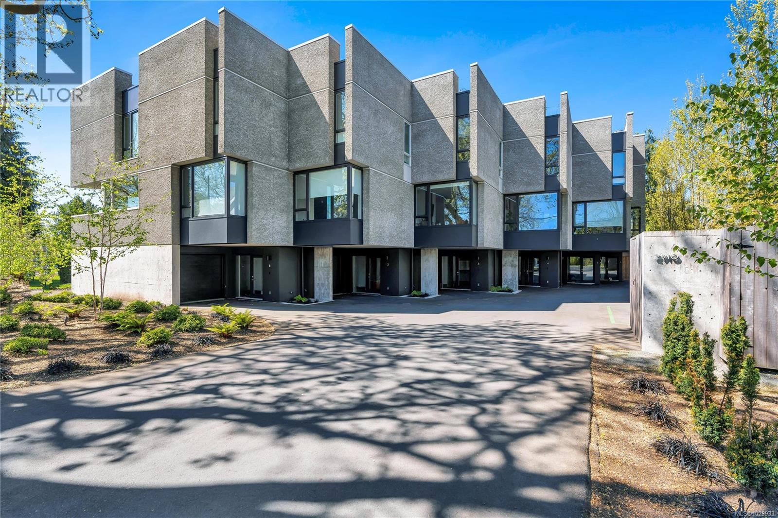 2 2910 Shelbourne Street, Victoria