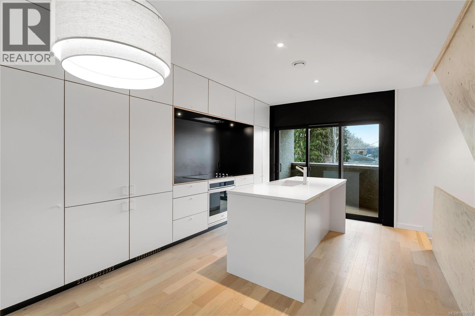 2 2910 Shelbourne Street, Victoria