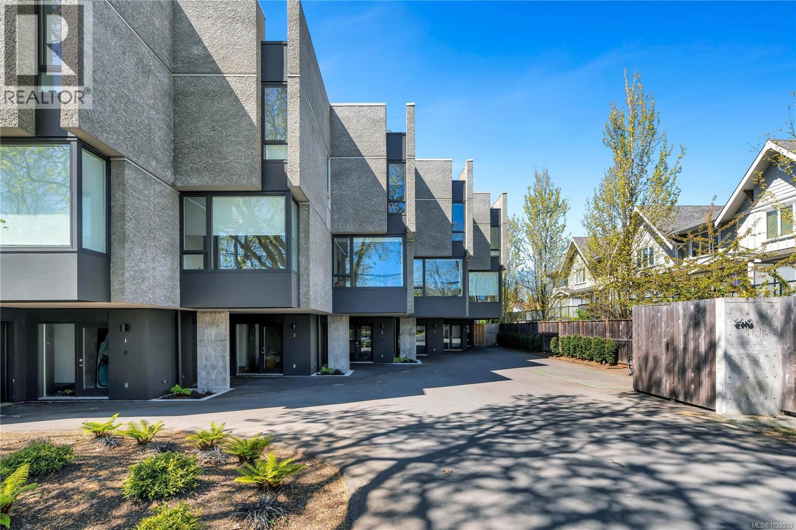 2 2910 Shelbourne Street, Victoria