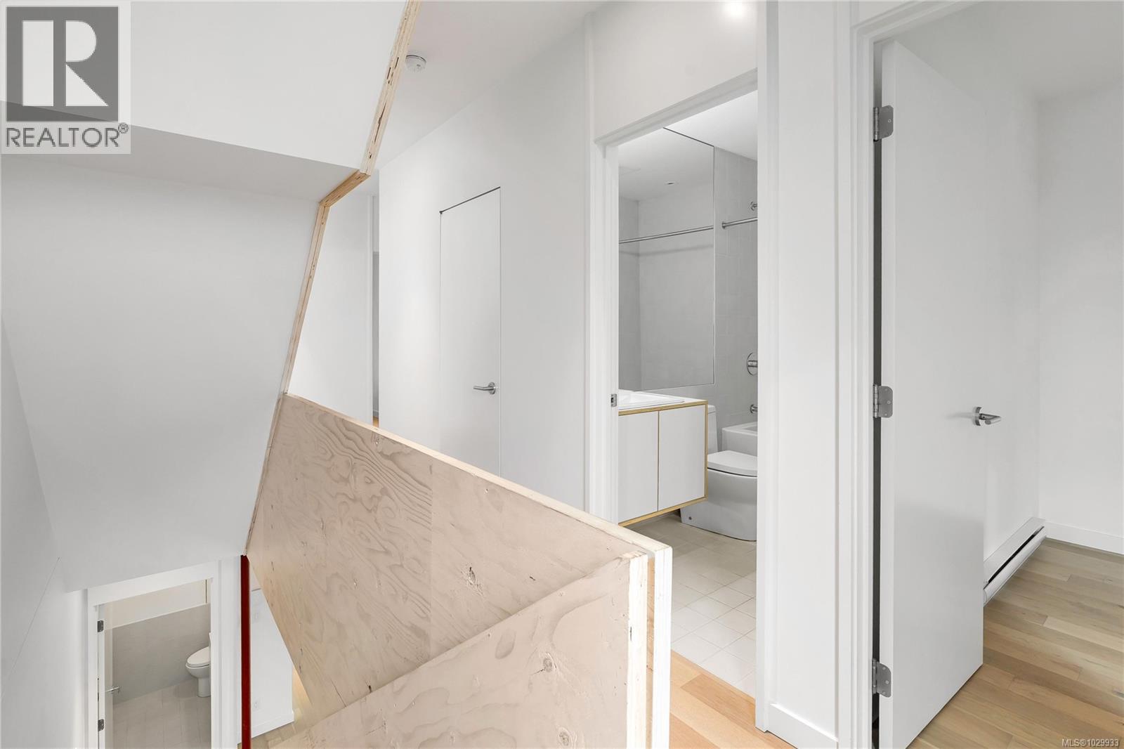 2 2910 Shelbourne Street, Victoria