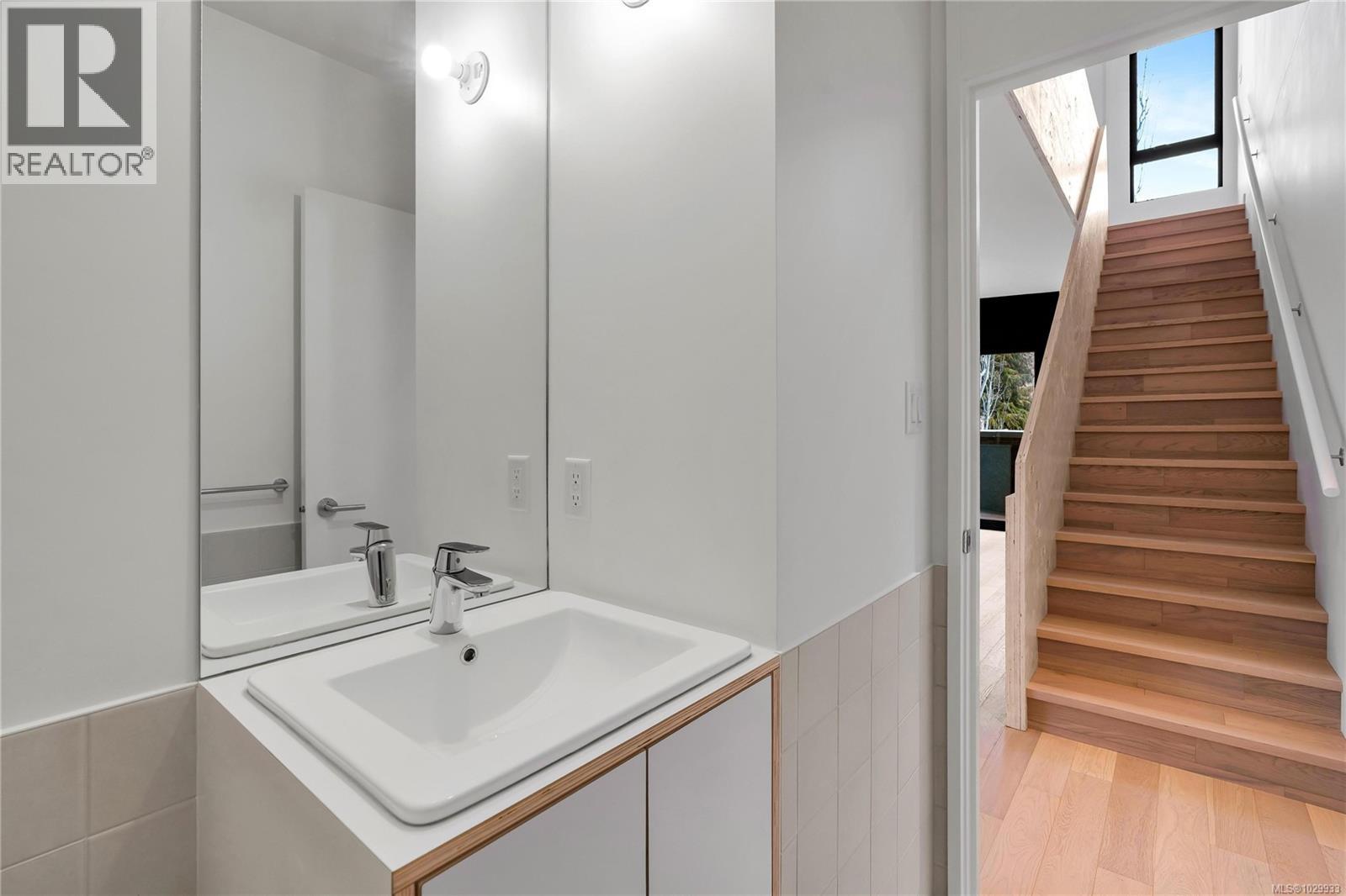 2 2910 Shelbourne Street, Victoria