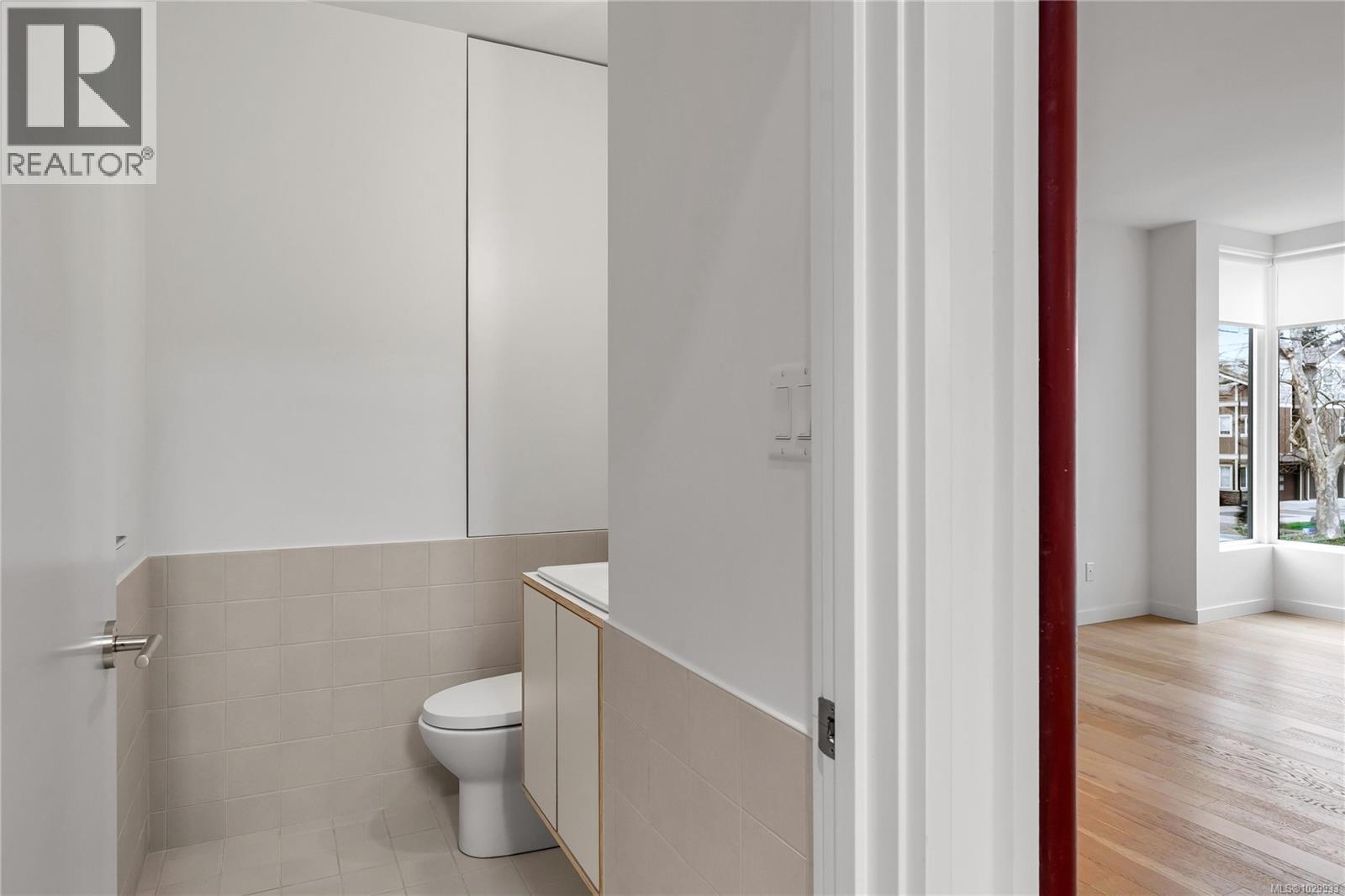 2 2910 Shelbourne Street, Victoria