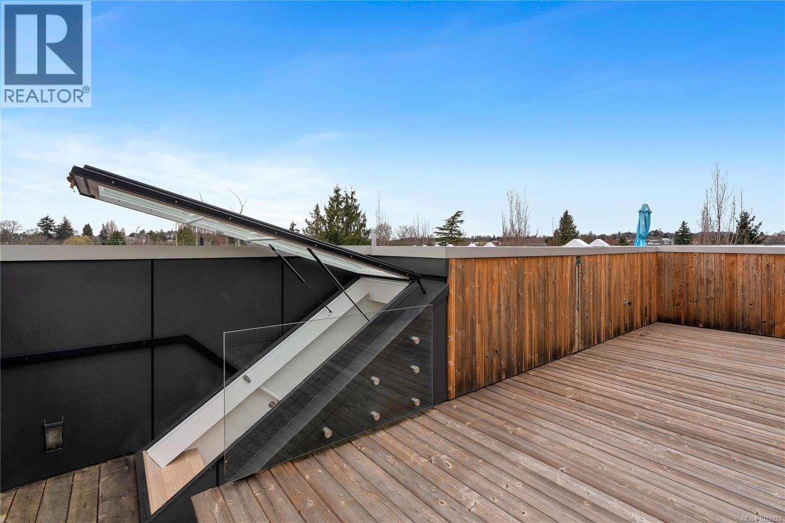 2 2910 Shelbourne Street, Victoria