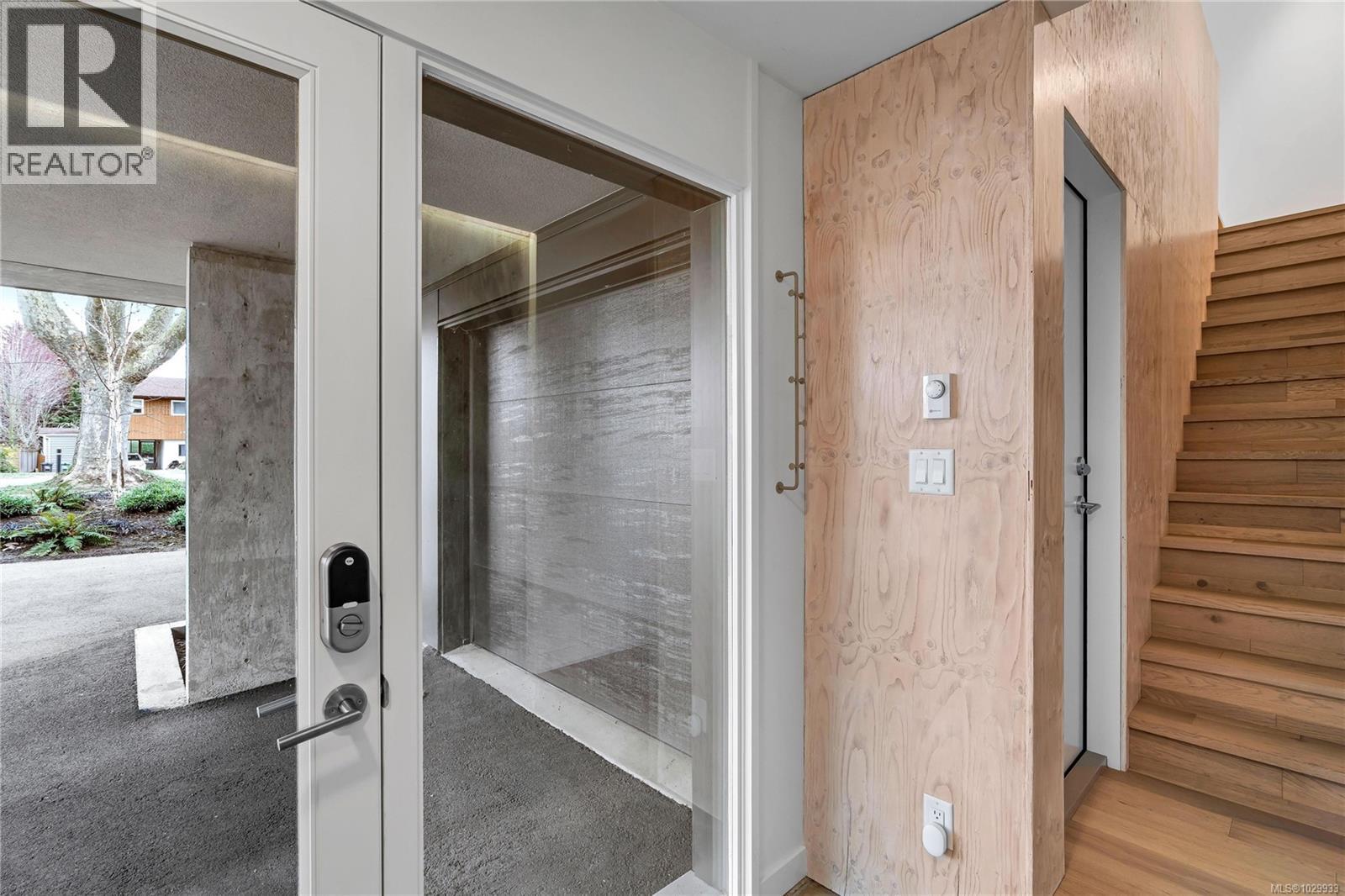 2 2910 Shelbourne Street, Victoria