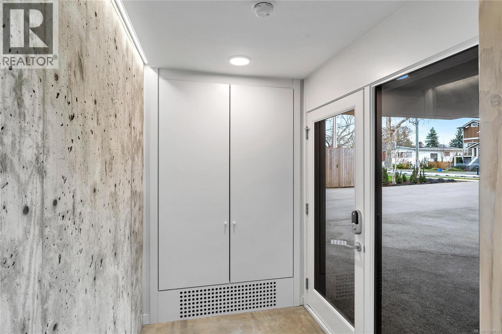 2 2910 Shelbourne Street, Victoria