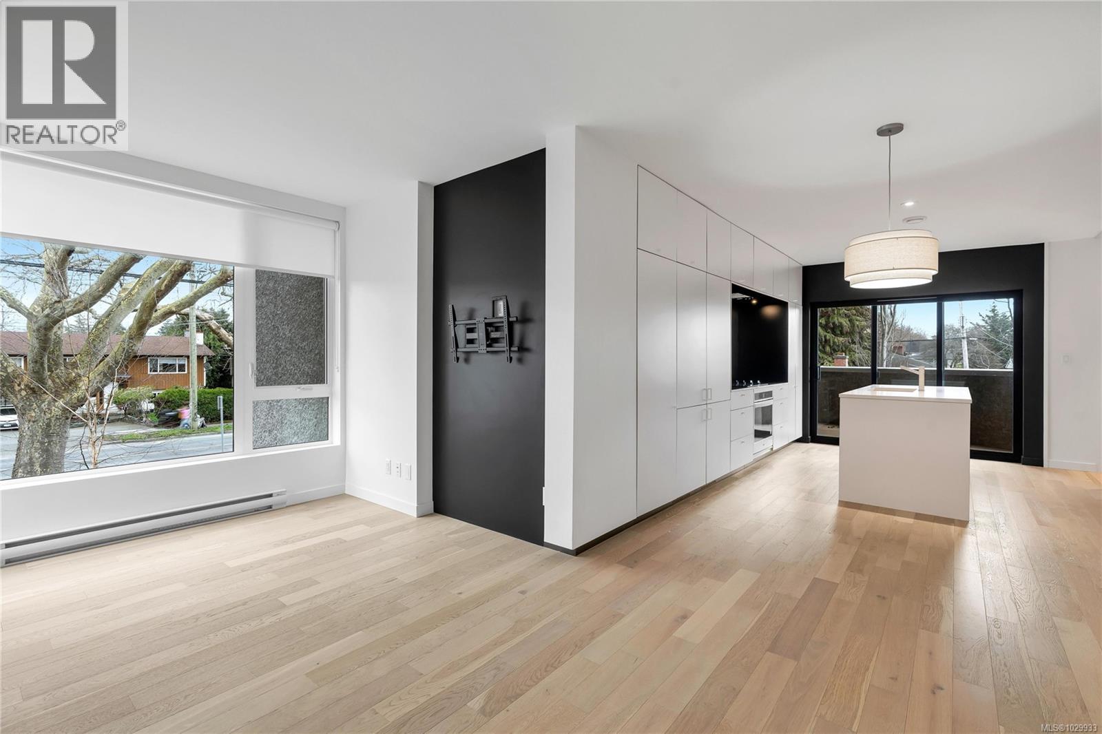 2 2910 Shelbourne Street, Victoria