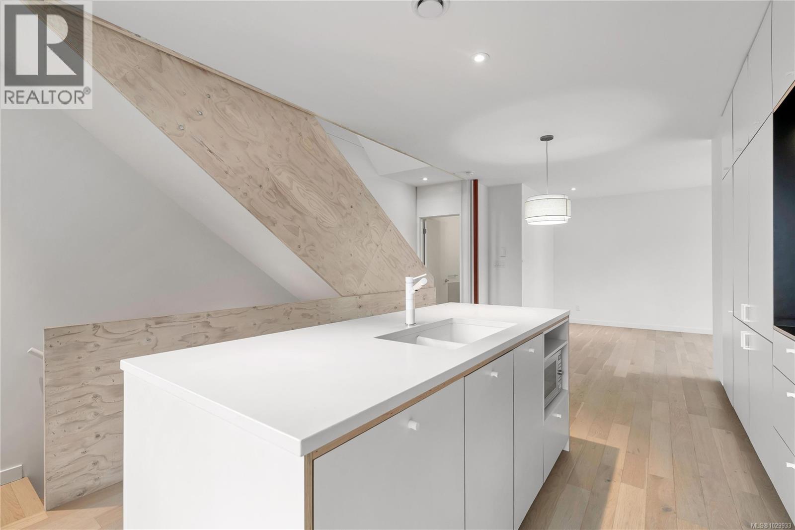 2 2910 Shelbourne Street, Victoria