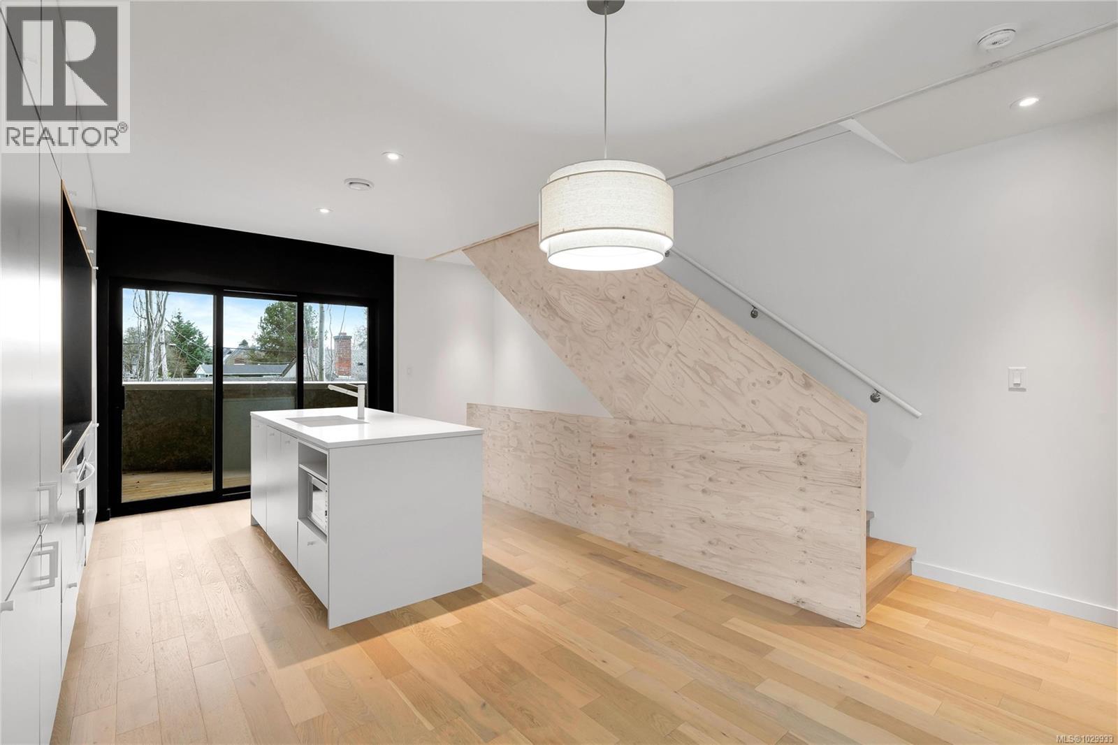 2 2910 Shelbourne Street, Victoria