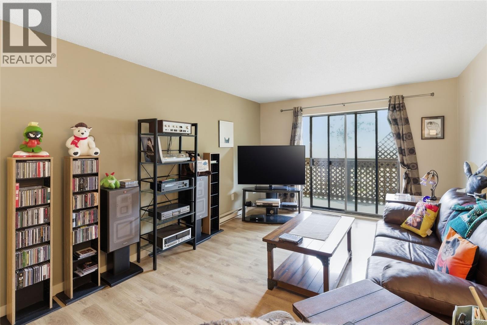 #302 4728 UPLANDS DR - Image 2