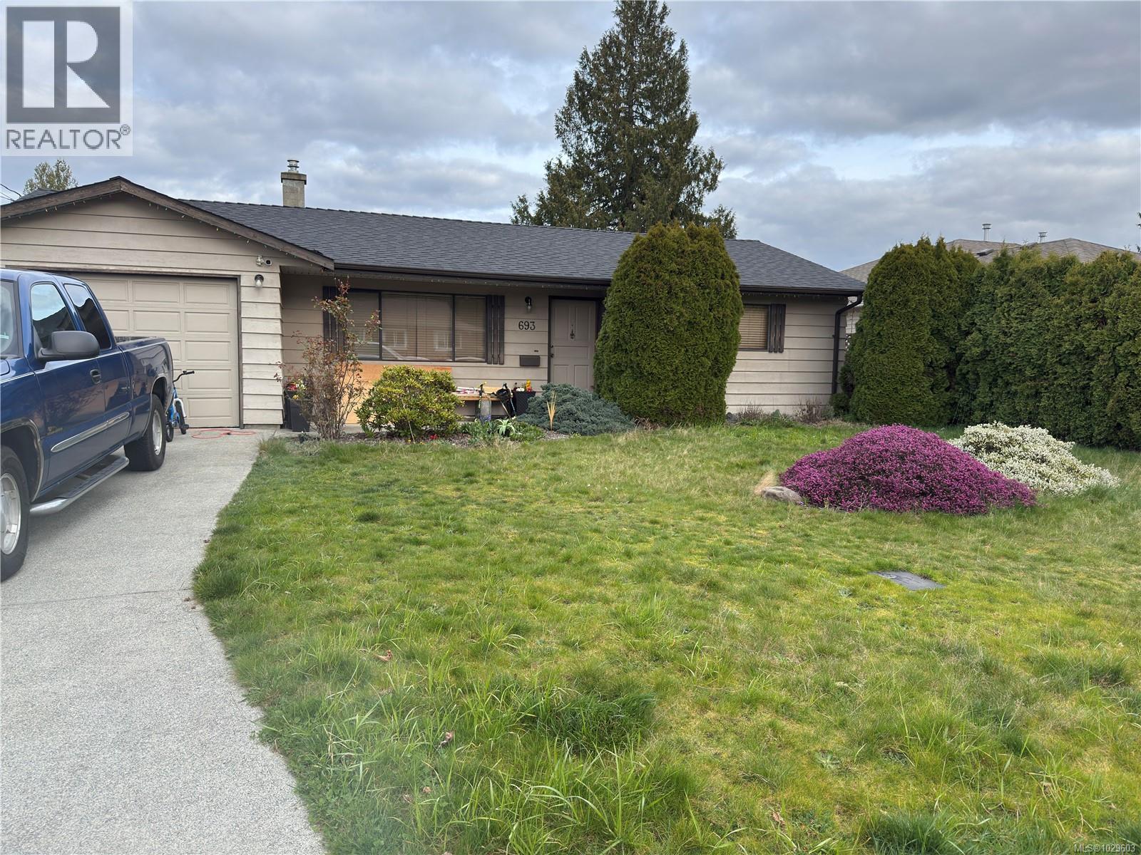 693 Wedgewood Cres