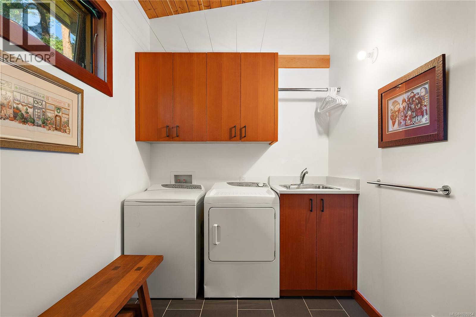 489 ARBUTUS SPUR - 26