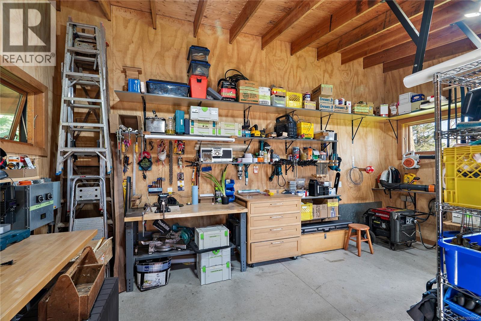 489 ARBUTUS SPUR - 39