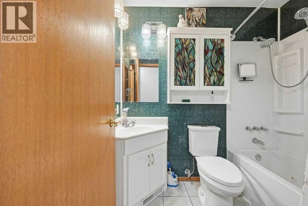 Single Family House 4 Level for Sale in  Macewan Meadow Way NW MacEwan Glen Calgary 