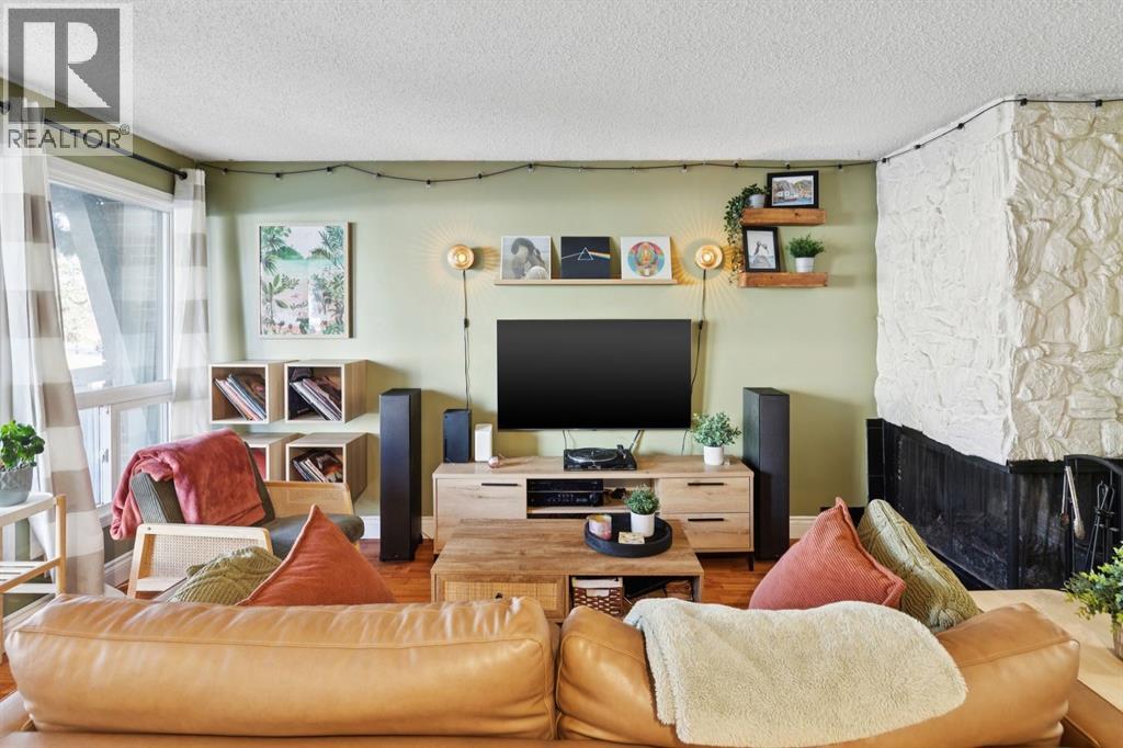 Single Family House for Sale in    Avenue NW Varsity Calgary 