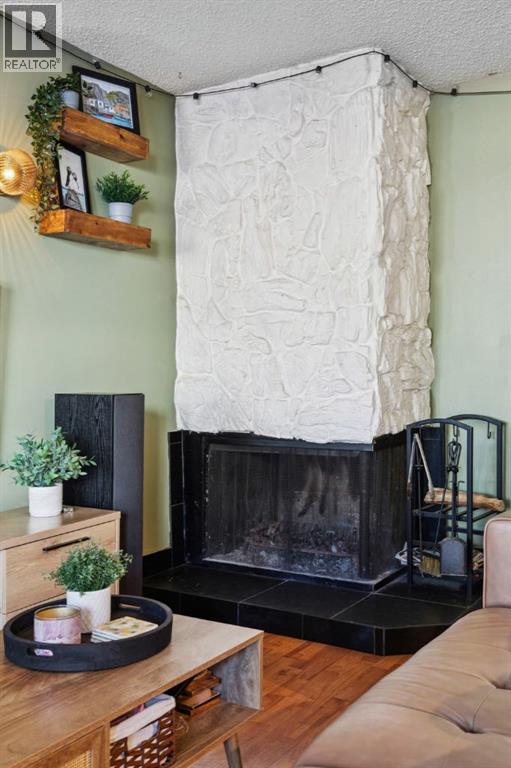 Single Family House for Sale in    Avenue NW Varsity Calgary 