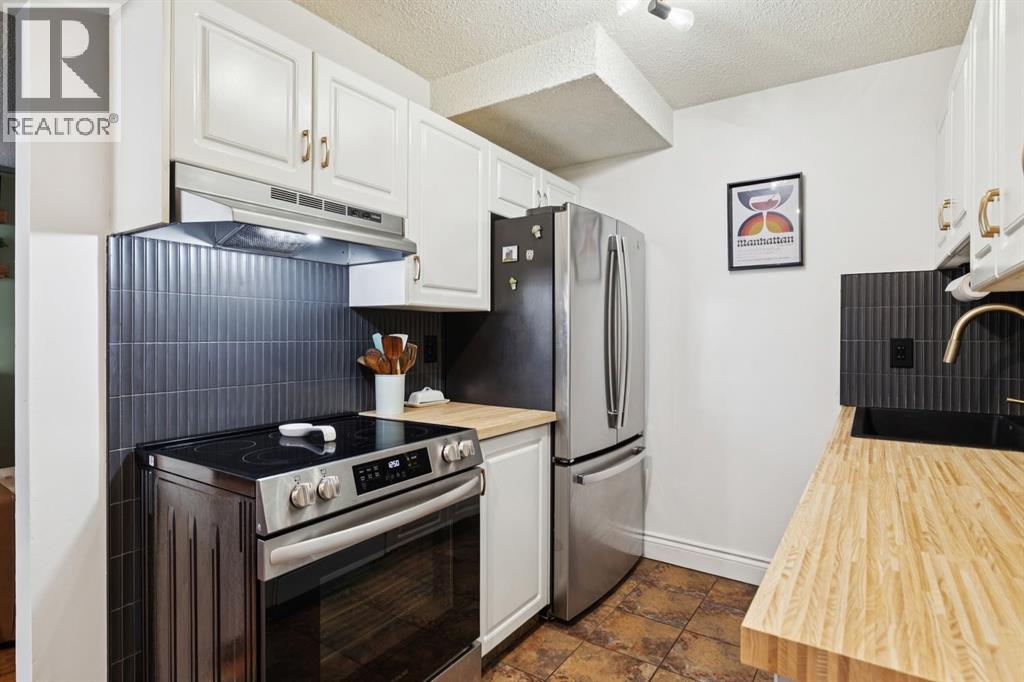 Single Family House for Sale in    Avenue NW Varsity Calgary 