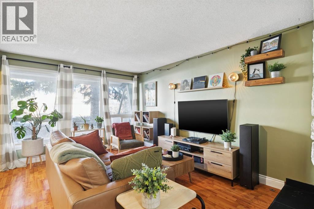 Single Family House for Sale in    Avenue NW Varsity Calgary 