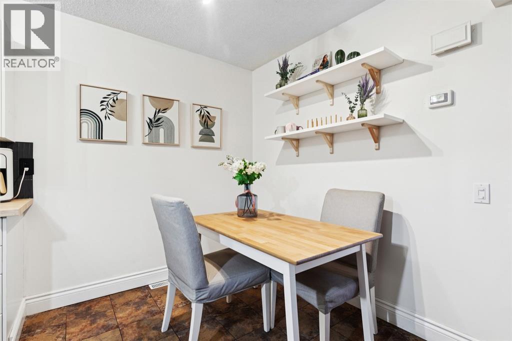 Single Family House for Sale in    Avenue NW Varsity Calgary 