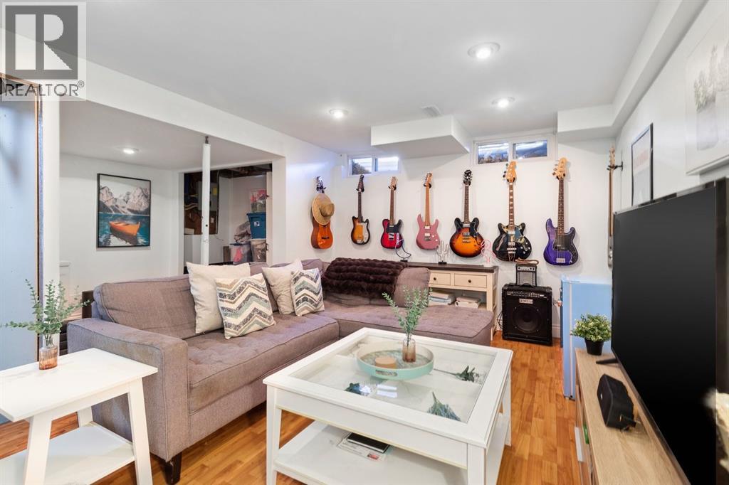 Single Family House for Sale in    Avenue NW Varsity Calgary 