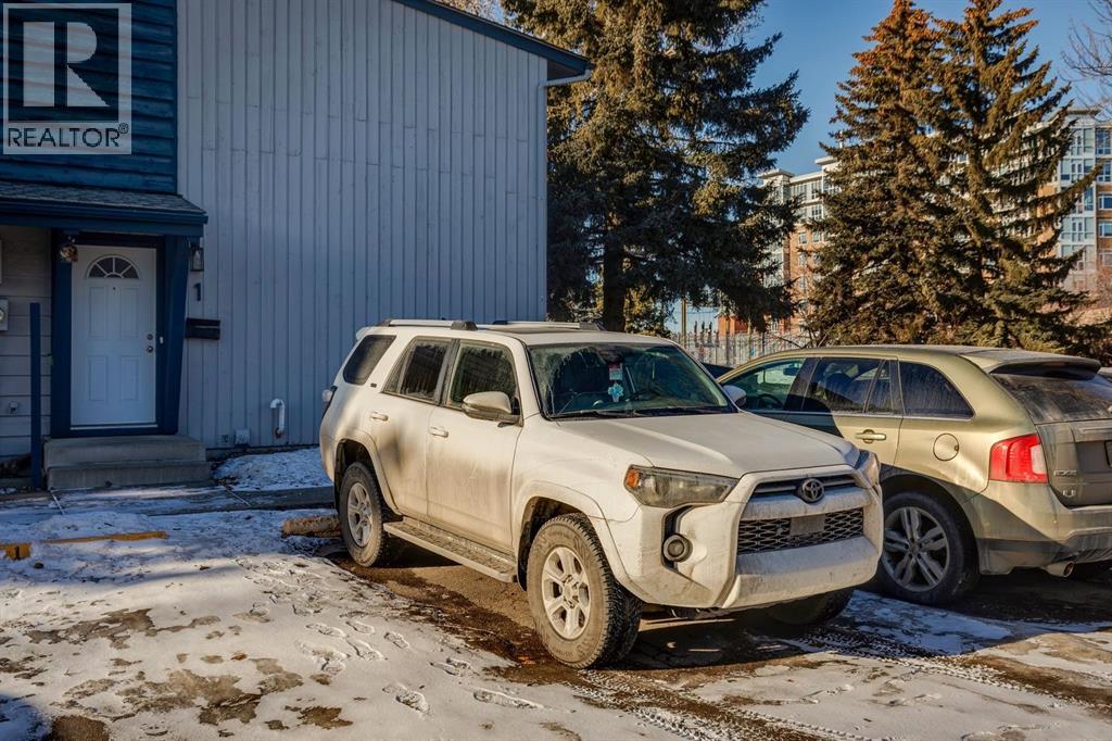 Single Family House for Sale in    Avenue NW Varsity Calgary 