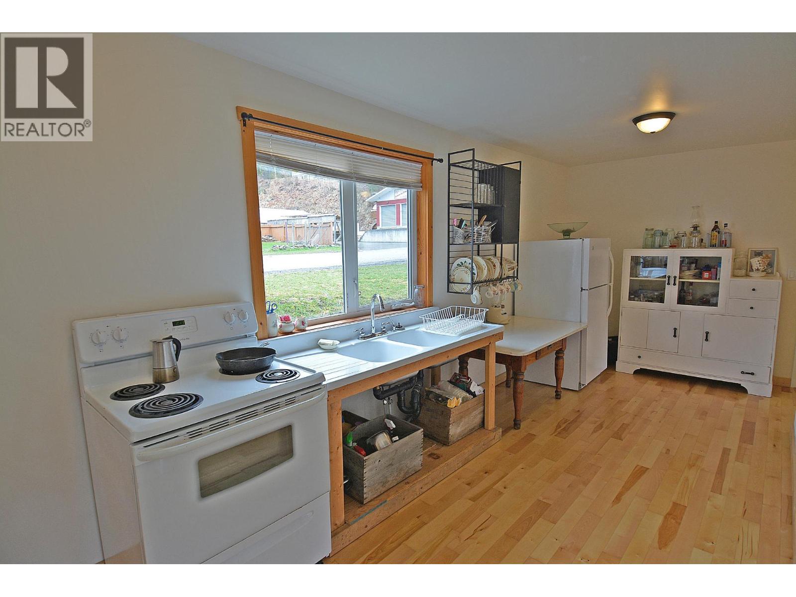 124 LAKE Avenue, Silverton