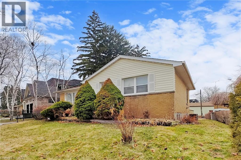 541 WINGROVE Crescent - 2