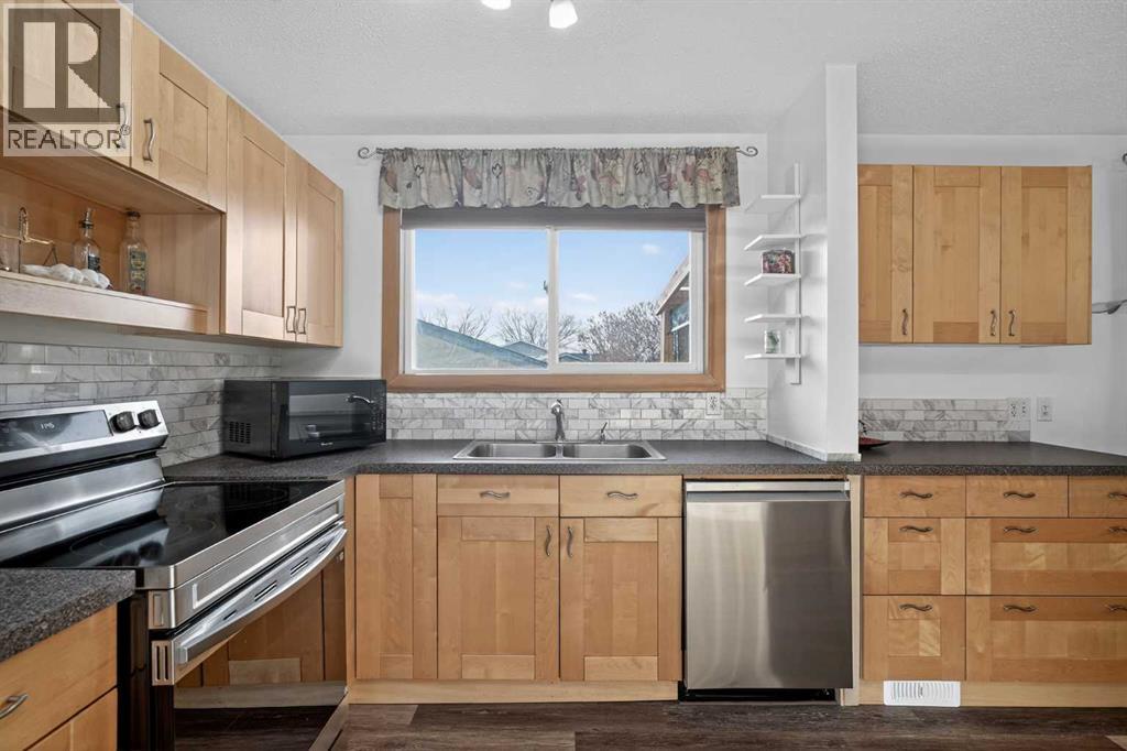 Single Family House Bi-level for Sale in  Rundleson Way NE Rundle Calgary 