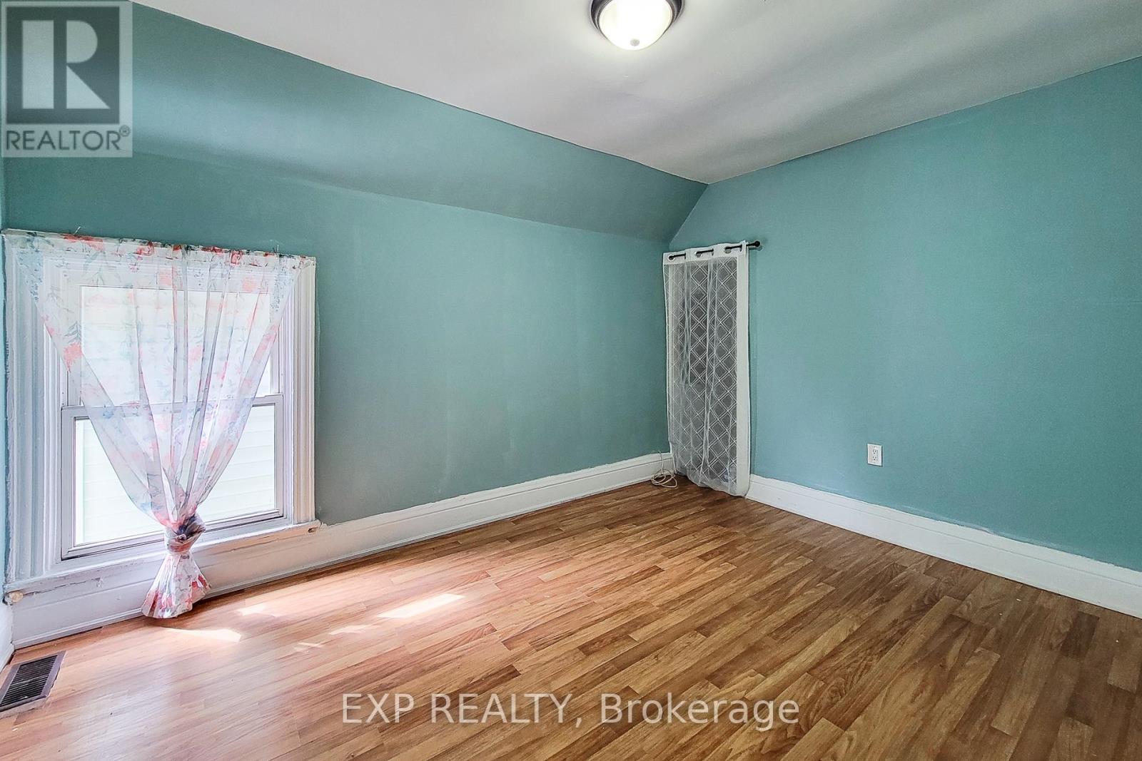 204 SHERMAN AVENUE N - 19