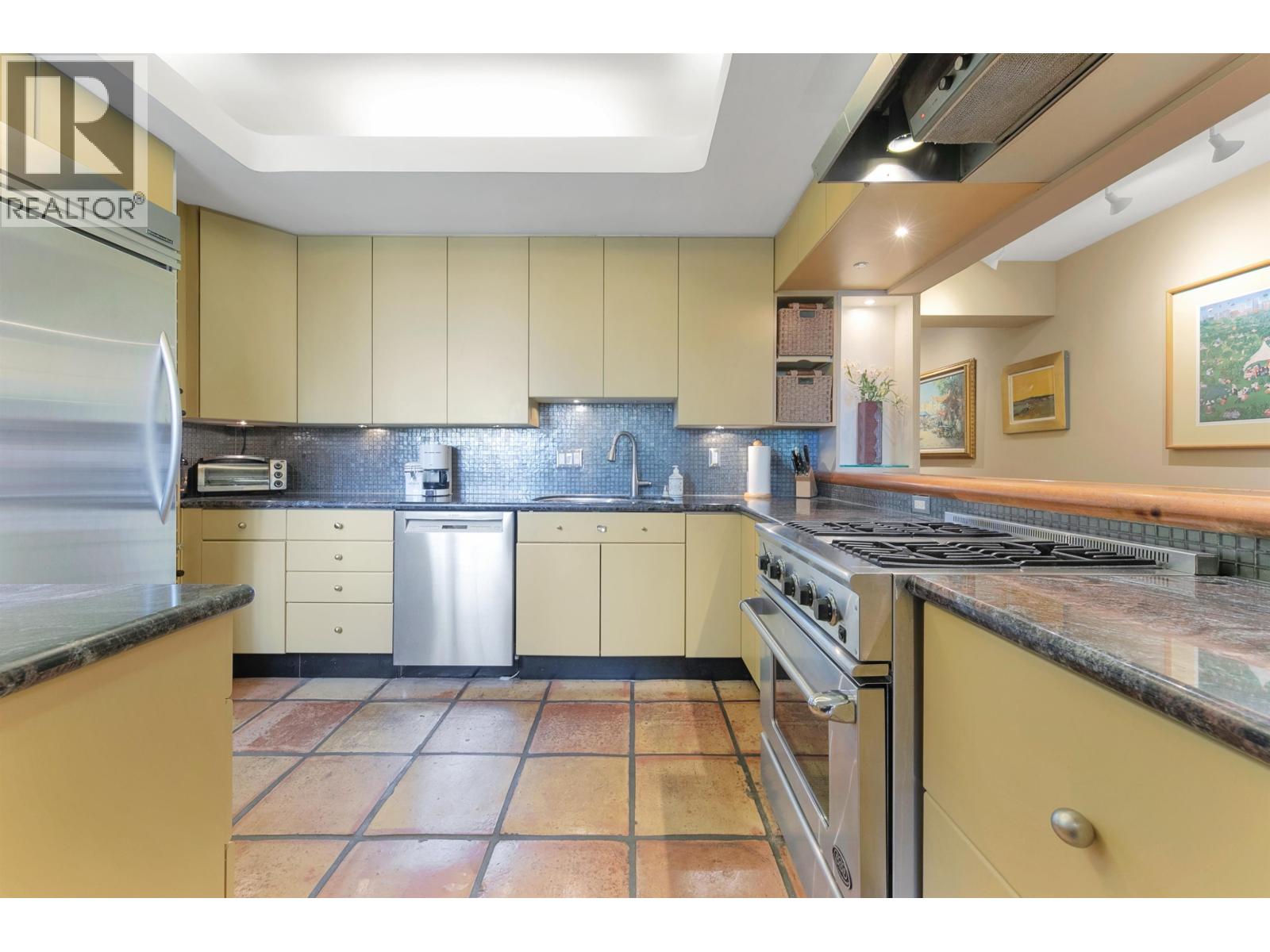 302 2015 BEACH AVENUE