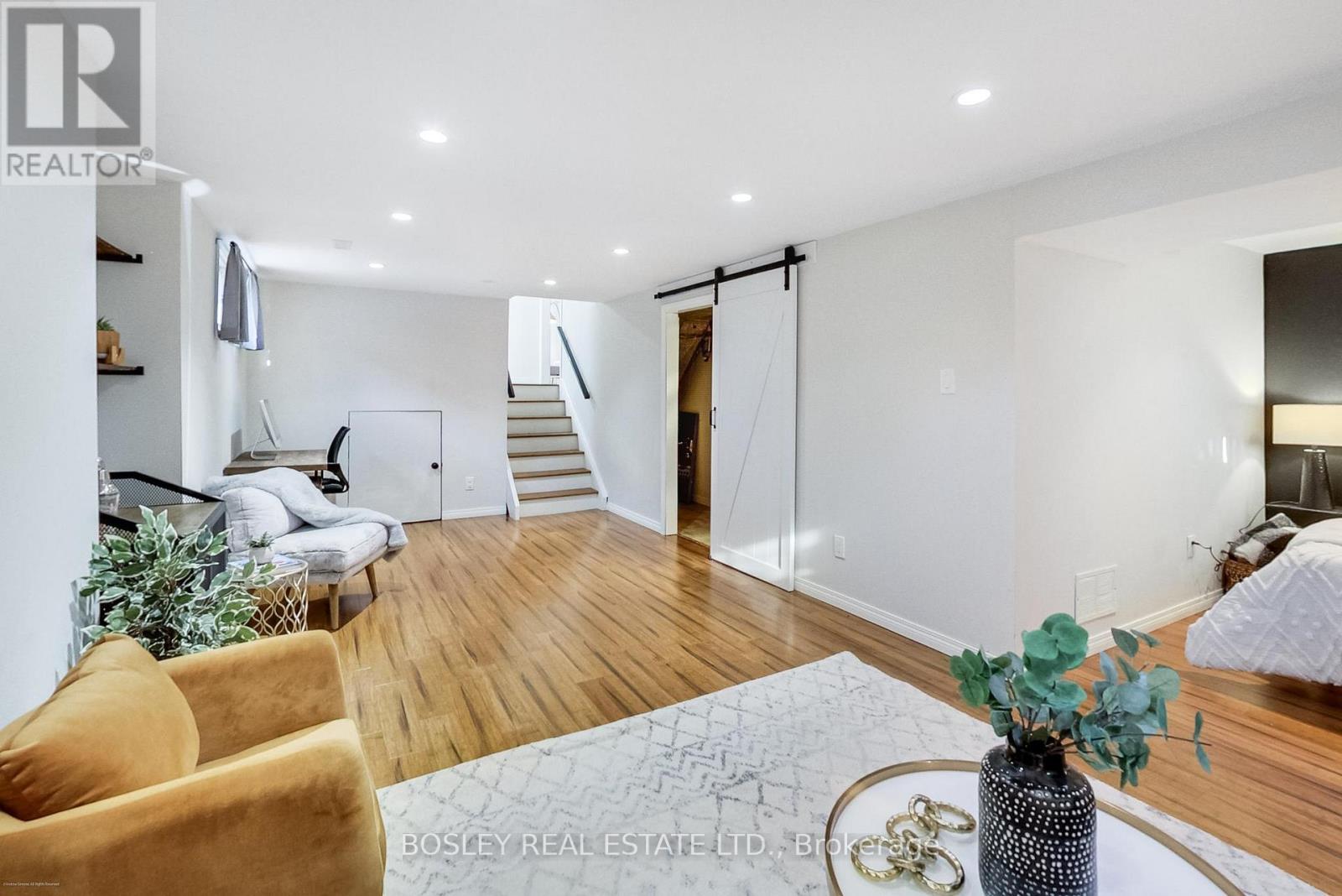 801 EAGLEMOUNT CRESCENT - 32