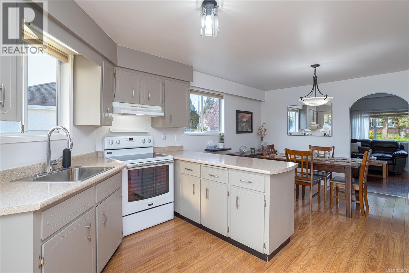  3155 Earl grey Street, Saanich