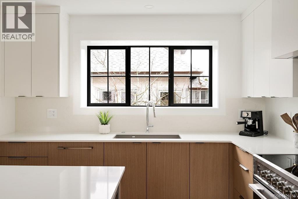 3 2268 Bowker Avenue, Oak Bay