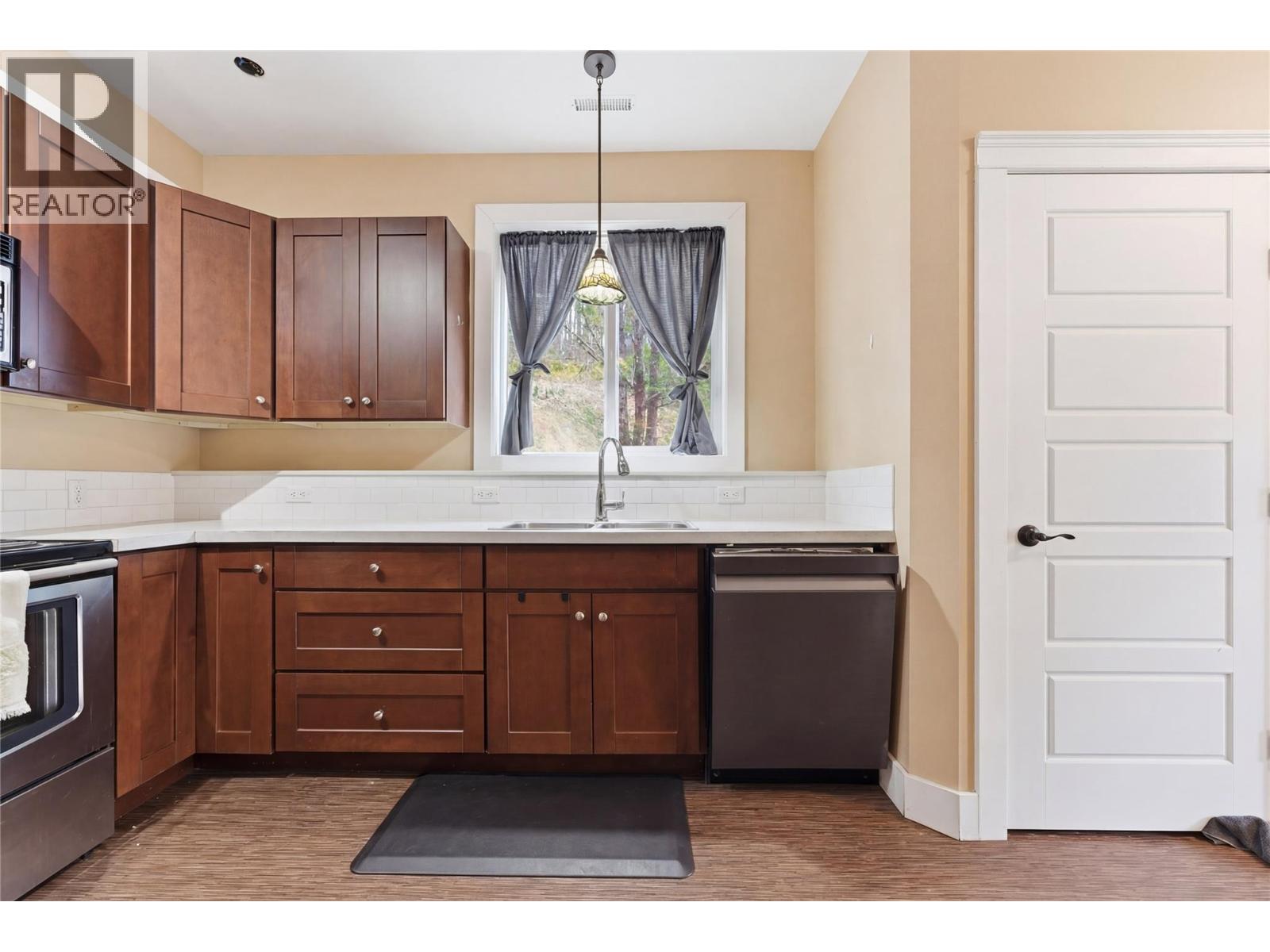 7463 Black Road SE, Salmon Arm