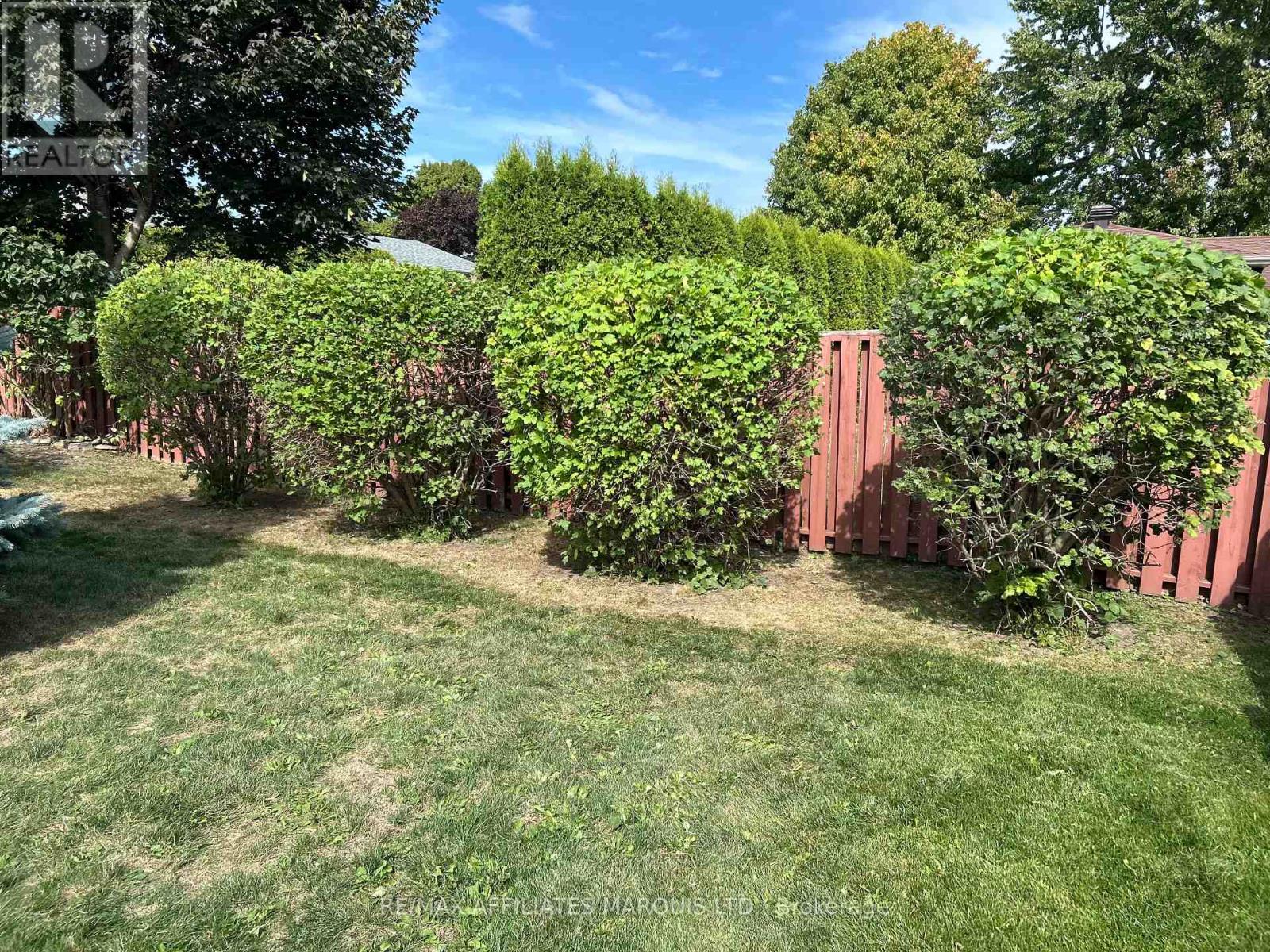 784 IROQUOIS DRIVE — photo 38