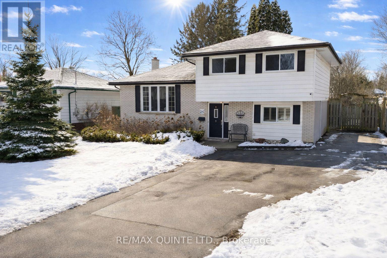 26 APPLEWOOD DRIVE - 1