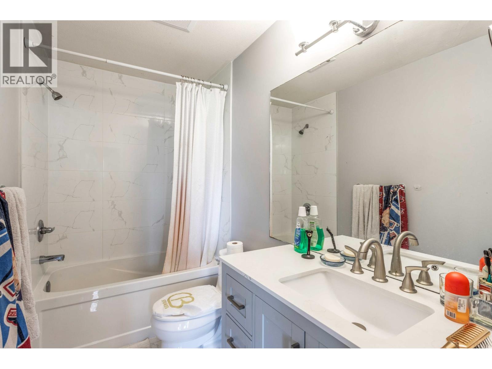 #83-22888 WINDSOR Court, Richmond