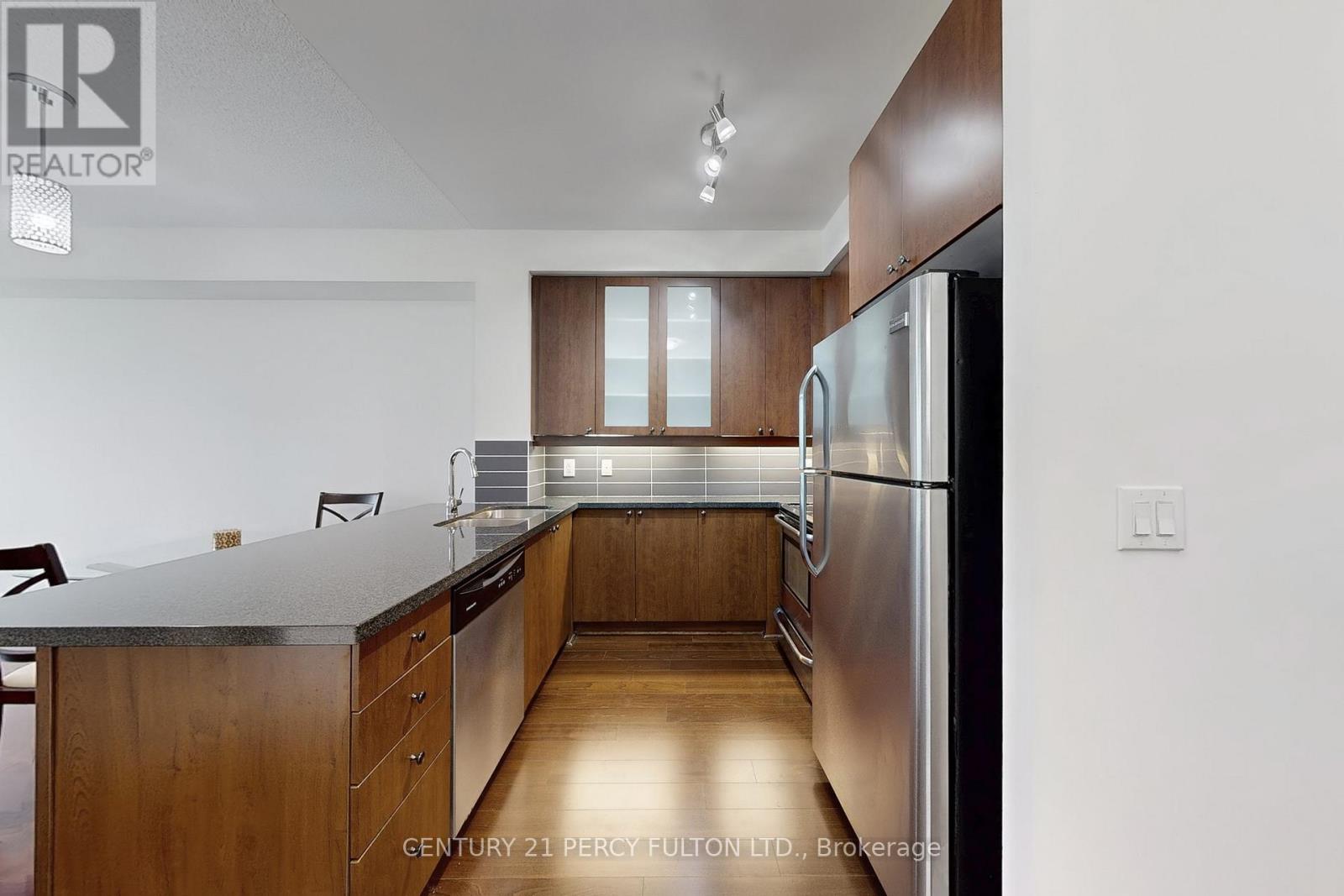#207 131 UPPER DUKE CRESCENT - 18