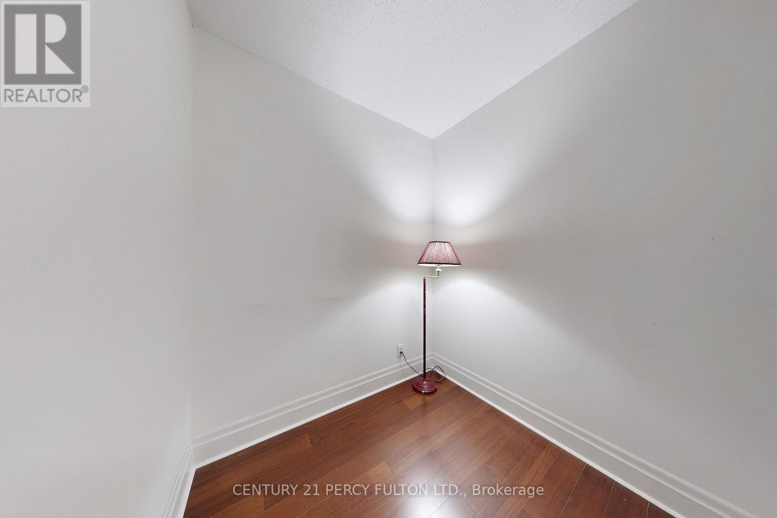 #207 131 UPPER DUKE CRESCENT - 25
