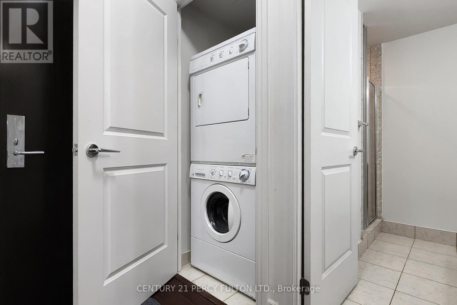 #207 131 UPPER DUKE CRESCENT - 29