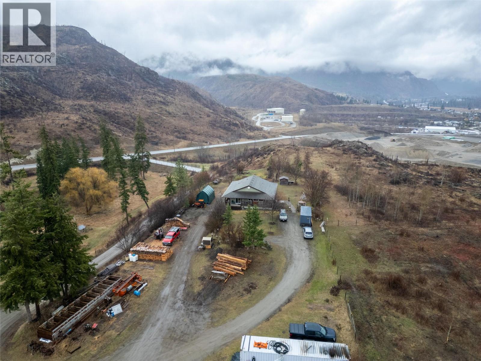 4066 AGATE BAY Road, Barriere