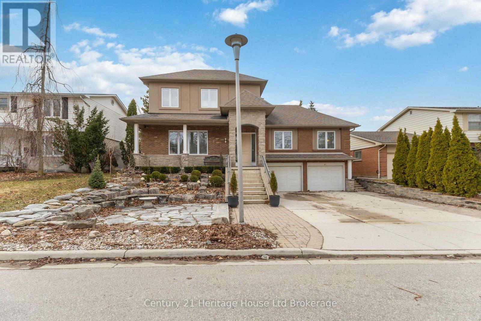 61 APPLEWOOD CRESCENT - 1