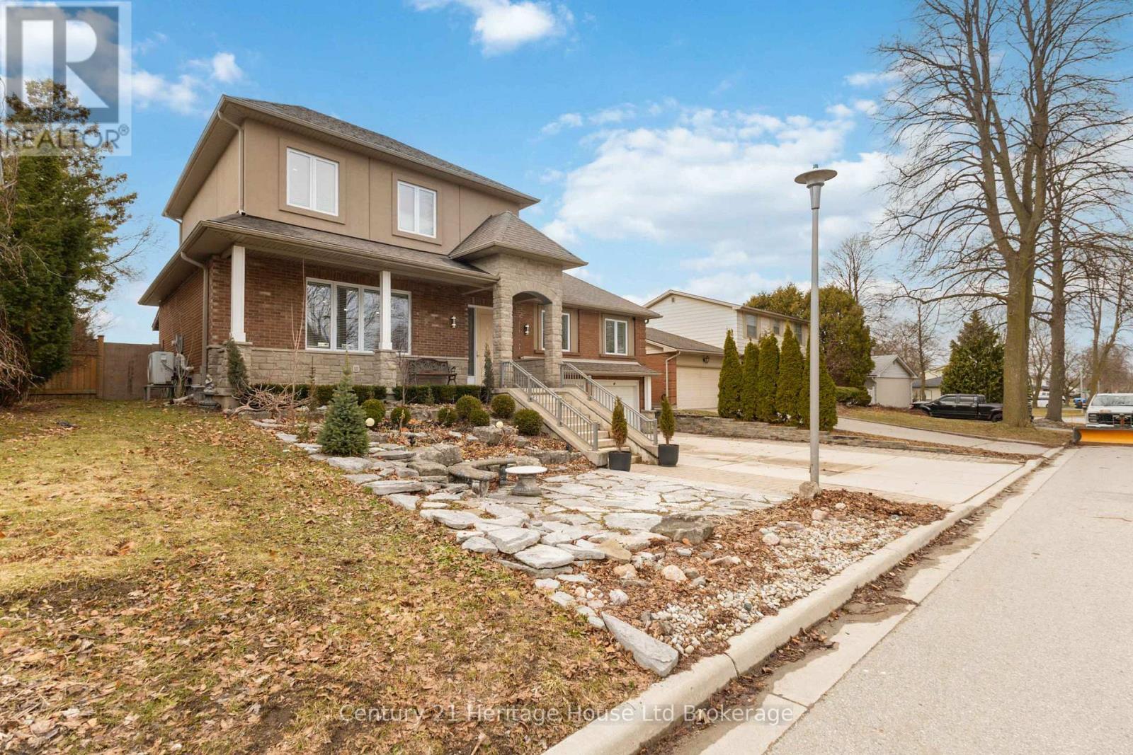 61 APPLEWOOD CRESCENT - 2