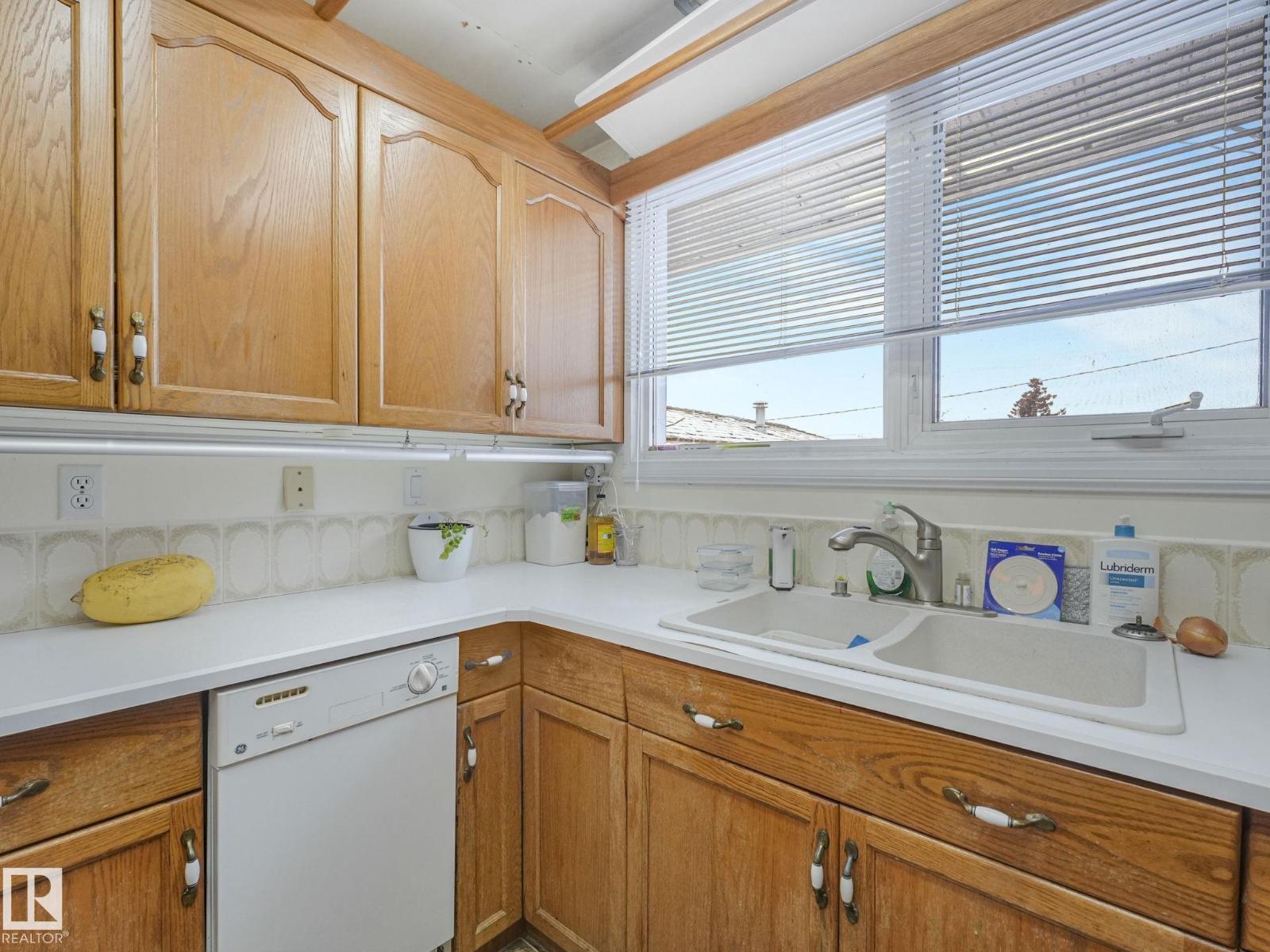 4302 51 ST - 40