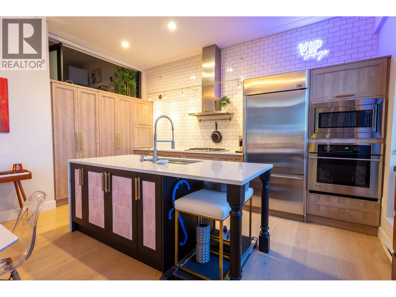 309 220 SALTER Street - photo 2